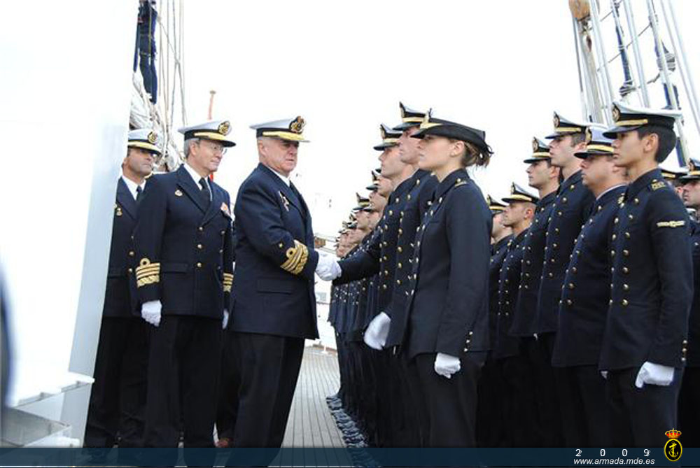 El Almirante Jefe de Estado Mayor de la Armada saluda a los Guardiamarinas